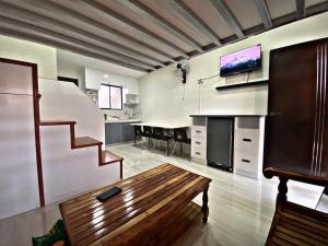 M&R Loft Home in Bella Vita Bangad near Cabanatuan, Nueva Ecija TV 또는 엔터테인먼트 센터