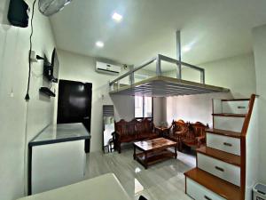 M&R Loft Home in Bella Vita Bangad near Cabanatuan, Nueva Ecija TV 또는 엔터테인먼트 센터