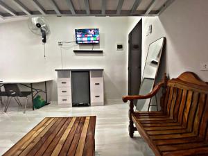 M&R Loft Home in Bella Vita Bangad near Cabanatuan, Nueva Ecija TV 또는 엔터테인먼트 센터