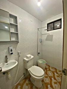 M&R Loft Home in Bella Vita Bangad near Cabanatuan, Nueva Ecija 욕실 사진 20개 이상