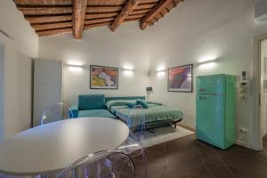 ein Wohnzimmer mit Tisch und Couch in der Unterkunft Piazza Ariostea Apartment in Ferrara + 6 Fotos