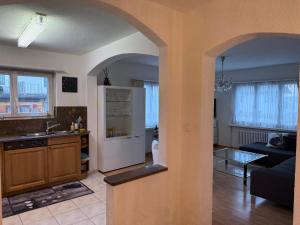 Kuchyň nebo kuchyňský kout v ubytování Moderne Ferienwohnung Lenzerheide mit Aussicht