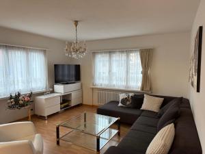 TV a/nebo společenská místnost v ubytování Moderne Ferienwohnung Lenzerheide mit Aussicht