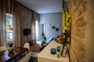 TV a/nebo společenská místnost v ubytování Gardin Split Apartment and Suite