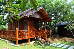 a house with two bikes parked in front of it at Sichang My home in Ko Si Chang