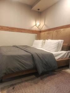 Кровать или кровати в номере Pine Apartments Civic center bahria town Islamabad