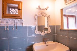 een badkamer met een wastafel en een spiegel bij La Cambusa Apartment in Alghero +37 foto's