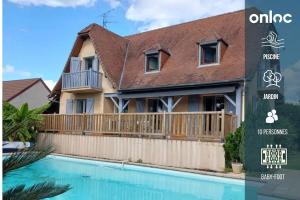 Piscina de la sau aproape de Maison familiale avec piscine