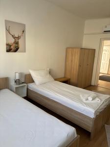 Posteľ alebo postele v izbe v ubytovaní Hungaria Apartments