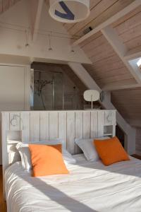 A bed or beds in a room at Les pieds dans l'eau