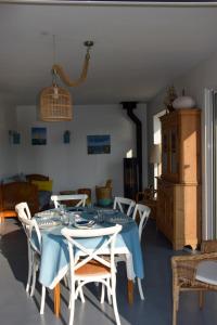 A seating area at Les pieds dans l'eau