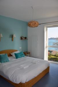 A bed or beds in a room at Les pieds dans l'eau