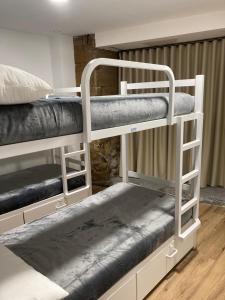 Postel nebo postele na pokoji v ubytování Albergue San Nicolás