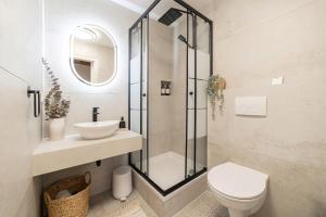 a bathroom with a shower and a toilet and a sink at Casa di Stark in Bruckmühl