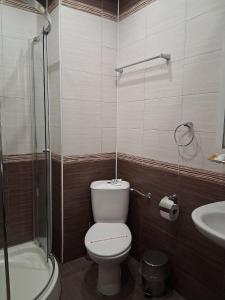 Koupelna v ubytování Self Check-in Семеен Хотел Рудин + 8 fotografií