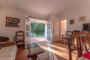 Et tv og/eller underholdning på Le Cottage l Pool & Beachside l Shellter Rentals