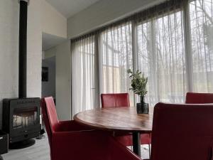 TV a/nebo společenská místnost v ubytování Bungalowpark Simpelveld - Castra 33