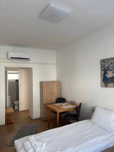 Posteľ alebo postele v izbe v ubytovaní Hungaria Apartments