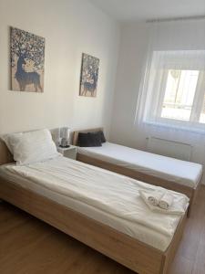 Posteľ alebo postele v izbe v ubytovaní Hungaria Apartments