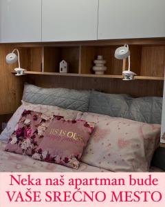 Tempat tidur dalam kamar di DIVČA apartman