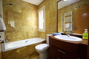 Koupelna v ubytování Villa Garnet by Rentalole + 16 fotografií