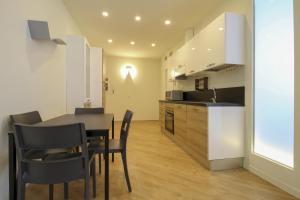 a kitchen and dining room with a table and chairs at La Cordata Accommodation - Martinelli 55 - Mono 7 in Rho