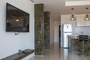 Cucina o angolo cottura di Holy View 2br Shared Pool & Seaview - Chaweng