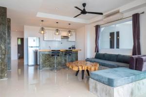 Cucina o angolo cottura di Holy View 2br Shared Pool & Seaview - Chaweng
