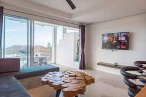 un soggiorno con un tavolo e una grande finestra di Holy View 2br Shared Pool & Seaview - Chaweng a Chaweng Beach