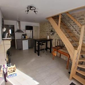 Kuchyňa alebo kuchynka v ubytovaní Le cottage du village