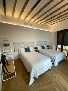 Un pat sau paturi într-o cameră la VELALMA-CERON Edificio exclusivo de apartamentos turisticos en Centro histórico-JAEN