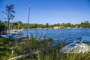 Biscarrosse bourg Duplex proche commerces 6 couchages في بيسكاروس: تجمع القوارب في البحيرة