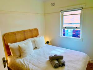 een slaapkamer met een bed met een camera erop bij Bondi Bungalow in Sydney