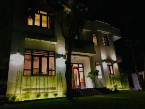 美奈心悦酒店外面的花园