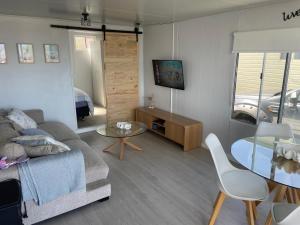 TV a/nebo společenská místnost v ubytování Cozy Cabin by the beach