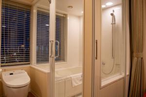 une salle de bain avec douche, toilettes et baignoire dans l'établissement Boston Plaza Kusatsu Biwa Lake - Vacation STAY 15434v, à Kusatsu 6 autres photos