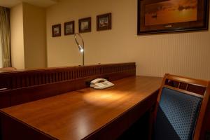 d'un bureau avec un téléphone installé au-dessus. dans l'établissement Boston Plaza Kusatsu Biwa Lake - Vacation STAY 15434v, à Kusatsu