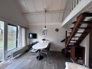 TV a/nebo společenská místnost v ubytování Bungalowpark Simpelveld - Delta 128
