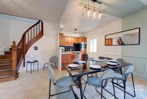a kitchen and dining room with a table and chairs at Maison familiale bords de Loire avec jardin et 3 Chambres in Saint-Cyr-sur-Loire