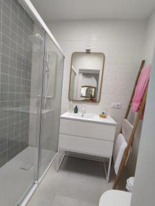 Un baño blanco con lavabo y ducha. en Apto Pueblo Luna, en Mojácar 15 fotos más