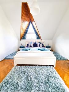 Łóżko lub łóżka w pokoju w obiekcie Aranyeső Apartmanházak No.1