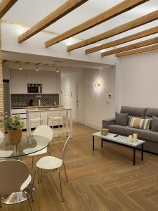 Η κουζίνα ή μικρή κουζίνα στο VELALMA-CERON Edificio exclusivo de apartamentos turisticos en Centro histórico +75 φωτογραφίες