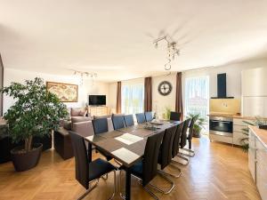 jadalnia i salon ze stołem i krzesłami w obiekcie Aranyeső Apartmanházak No.1 w mieście Balatonalmádi