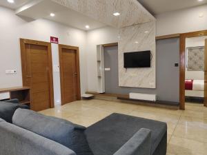 TV in/ali zabaviščno središče v nastanitvi Classio Residency