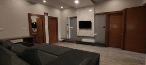 TV in/ali zabaviščno središče v nastanitvi Classio Residency