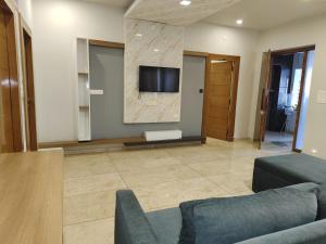 TV in/ali zabaviščno središče v nastanitvi Classio Residency