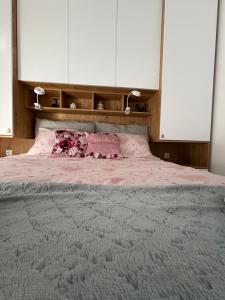 Tempat tidur dalam kamar di DIVČA apartman