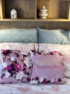 Tempat tidur dalam kamar di DIVČA apartman