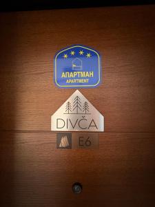 Sertifikat, penghargaan, tanda, atau dokumen yang dipajang di DIVČA apartman