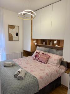 Tempat tidur dalam kamar di DIVČA apartman
